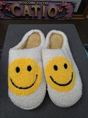 NWOT Cozy White Smiley Face Fuzzy Slippers